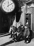 Friedrich Seidenstcker
Warten ermdet - Dienstmnner am Bahnhof Zoo, 1935
© Bildagentur bpk